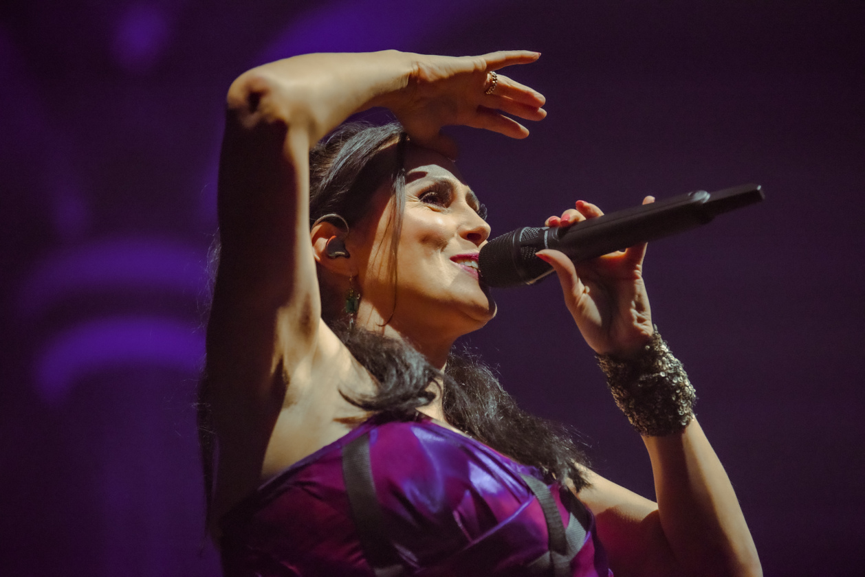 Sharon De Adel und Band betören das Publikum mit neuer Show. Sogar ein Gastauftritt des Openers Annisokay ist drin. – Within Temptation.