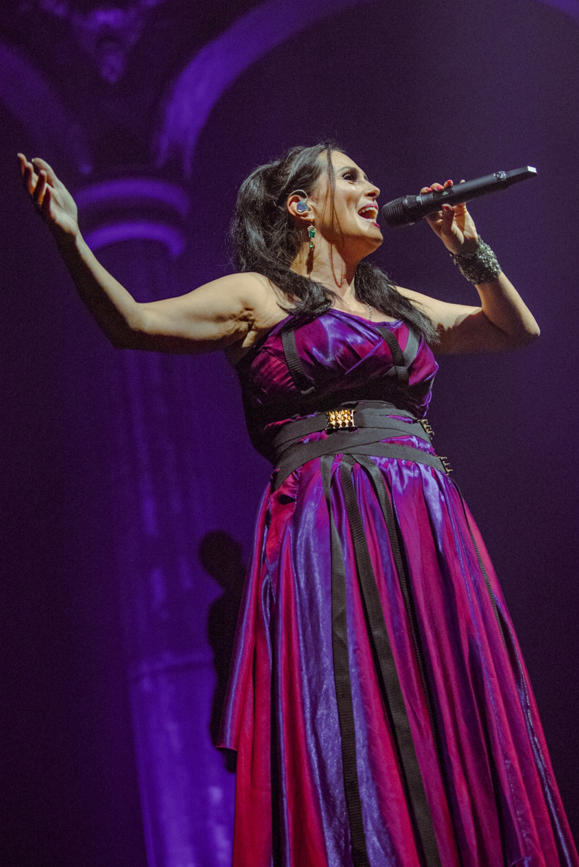 Sharon De Adel und Band betören das Publikum mit neuer Show. Sogar ein Gastauftritt des Openers Annisokay ist drin. – Within Temptation.