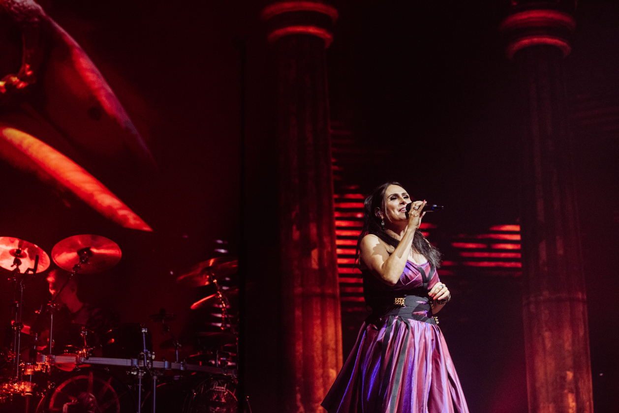 Sharon De Adel und Band betören das Publikum mit neuer Show. Sogar ein Gastauftritt des Openers Annisokay ist drin. – Within Temptation.