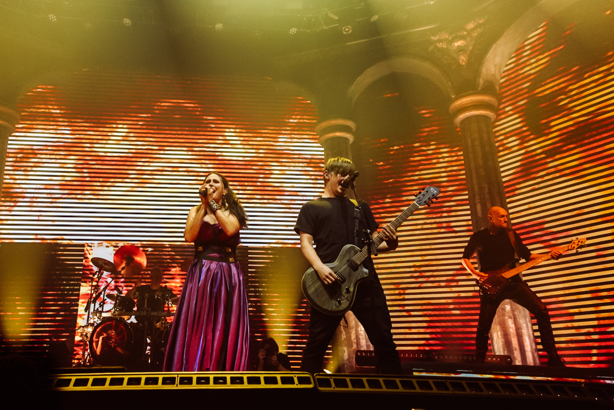 Sharon De Adel und Band betören das Publikum mit neuer Show. Sogar ein Gastauftritt des Openers Annisokay ist drin. – Within Temptation.