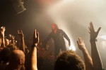 In dem verschwitzten Stuttgarter Club drängen sich die Menschen bis ins Freie hinaus., Garcia plays Kyuss in der Röhre, 2010. | © laut.de (Fotograf: Florian Schade)