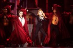 Madonna kommt, und die Massen ticken aus. Vor allem, weil sie ewig auf sich warten ließ., Köln, 2012 | © laut.de (Fotograf: Peter Wafzig)