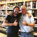 Foo Fighters - Dave Grohl gibt Fans Wein aus