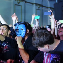 Masken gibts auch im Publikum.